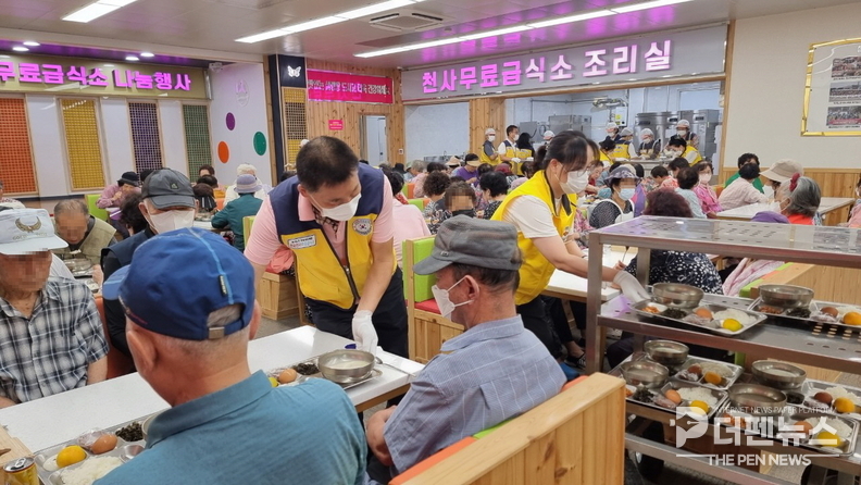 <strong>“밥 한 그릇에 담긴 마음”</strong><br>
김제시 진봉면 지역사회보장협의체가 무료급식소를 찾아 어르신들에게 따뜻한 한 끼를 대접하며 봉사활동을 펼치고 있다.