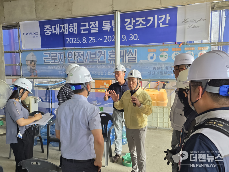 “무더위 속 건설현장 안전이 최우선” 군산시 관계자들이 주상복합 건설현장을 찾아 시공상황과 폭염 대응 현황 등을 점검하고 있다.