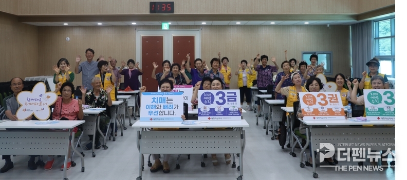 “치매, 알고 나면 두렵지 않아요” – 완주군 치매안심센터가 주민을 대상으로 치매 예방교육을 진행하고 있다.