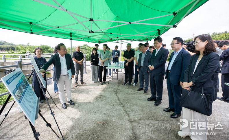 익산 왕궁 자연환경복원사업 현장 방문한 정헌율 익산시장(오른쪽)과 안호영 국회 환경노동위원장(왼쪽)이 생태복원 사업 추진 현황을 점검