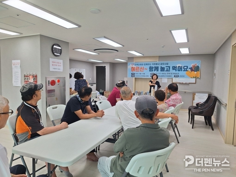 군산자원봉사대학 졸업생들이 지역사회 봉사활동에 참여하며 활발한 활동을 펼치고 있다.