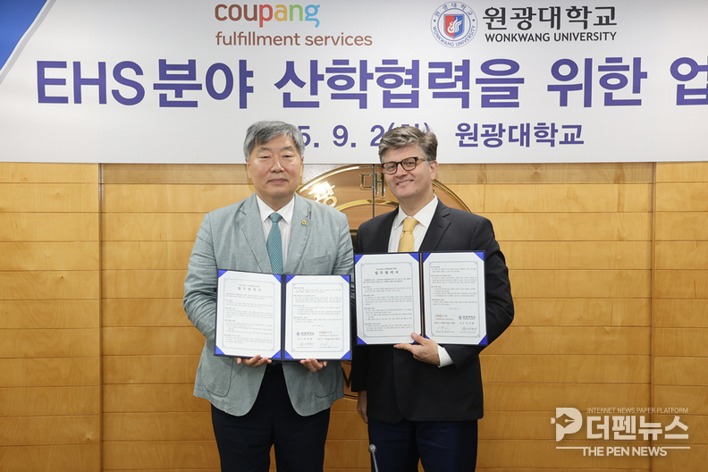  원광대학교 박성태 총장과 라이언 브라운 대표이사 (사진=원광대학교)