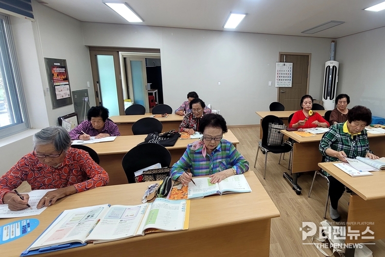 전국 성인문해교육 시화전에서 수상의 영예를 안은 무주군 학습자들이 기념촬영을 하고 있다.