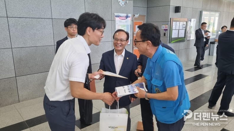 완주전주 통합추진위원회가 윤호중 행정안전부 장관에게 건의문을 전달하고 있다.
