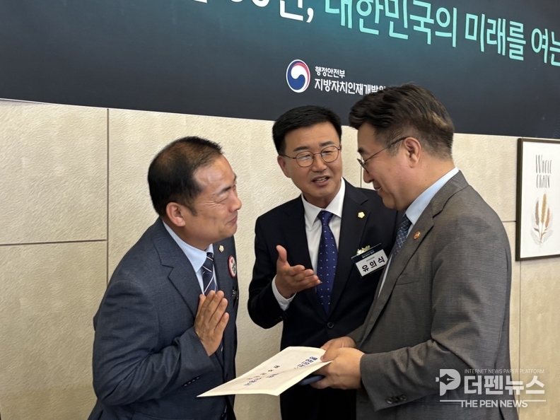 완주군의회가 윤호중 행정안전부 장관에게 통합 반대 건의서를 전달하고 있다.