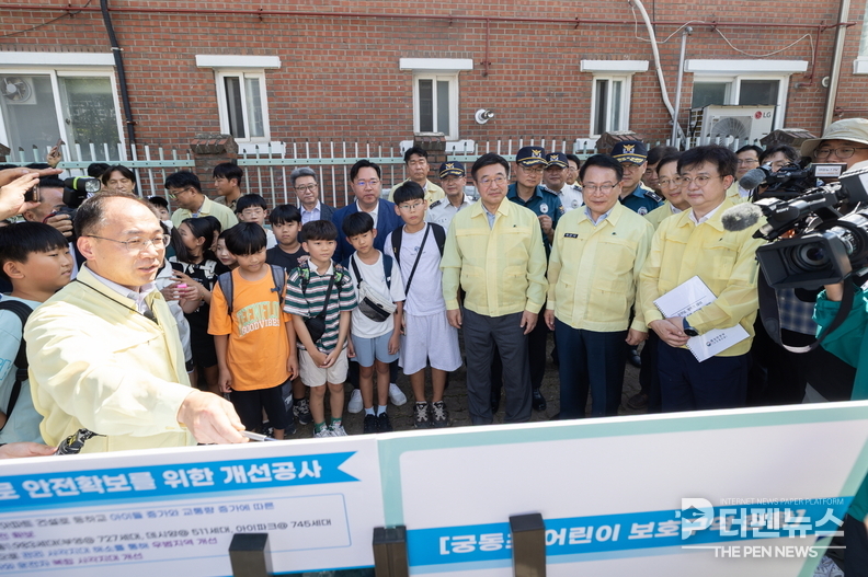 정헌율 익산시장과 윤호중 행정안전부 장관이 3일 익산 궁동초등학교 인근에서 통학로 안전 점검을 실시하고 있다. =익산시 제공