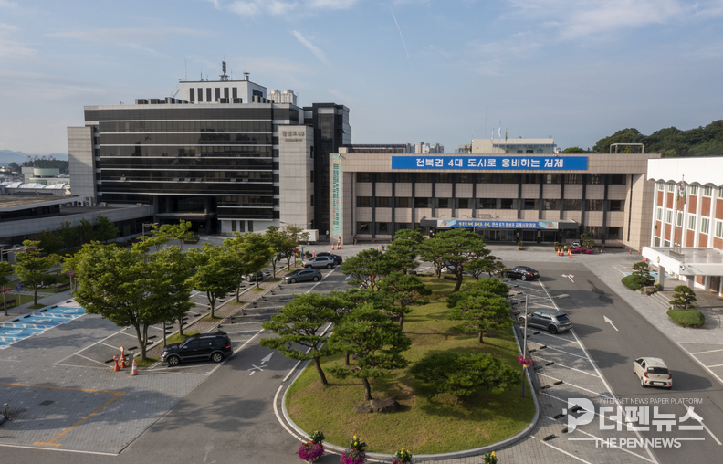 김제시청 전경. 김제시는 2025년도 제3회 추가경정예산안을 1조2,739억원 규모로 편성해 시의회에 제출했다. = 김제시 제공