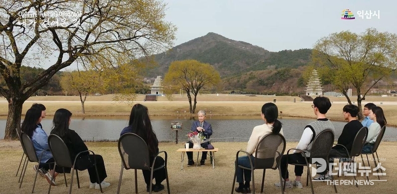 이석규 애국지사가 100세 생신 기념 행사에서 참석자들과 함께 항일 정신을 되새기고 있다. © 익산시 제공