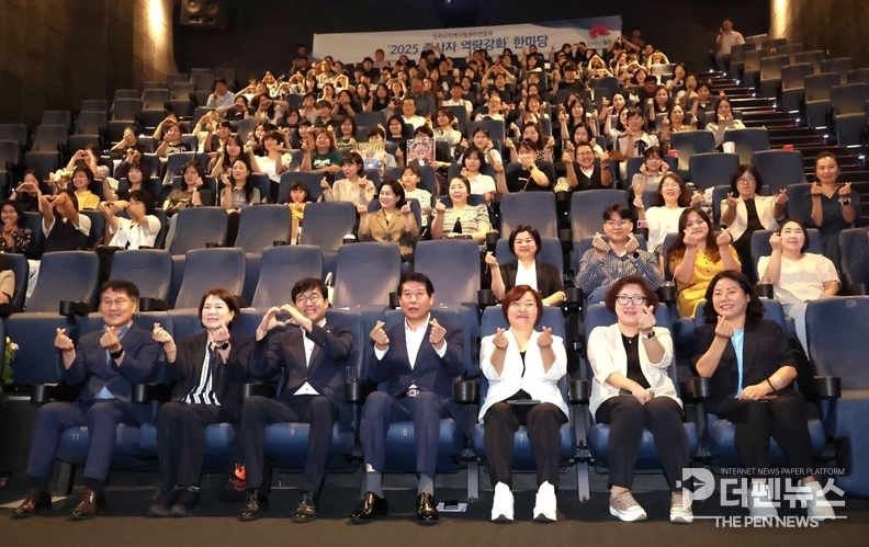 <em>전주시 지역아동센터 종사자들이 CGV전주효자에서 영화 관람을 하며 힐링의 시간을 보내고 있다.</em>