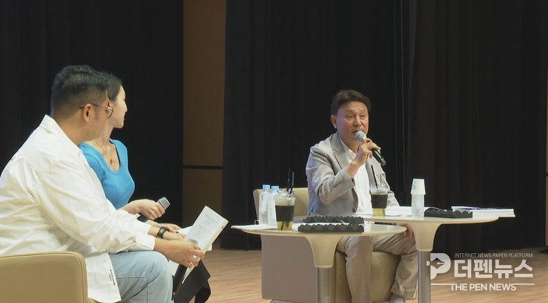 시민들이 군산대학교 아카데미홀에서 열린 정책 토크콘서트에 참여해 질의응답을 나누고 있다.