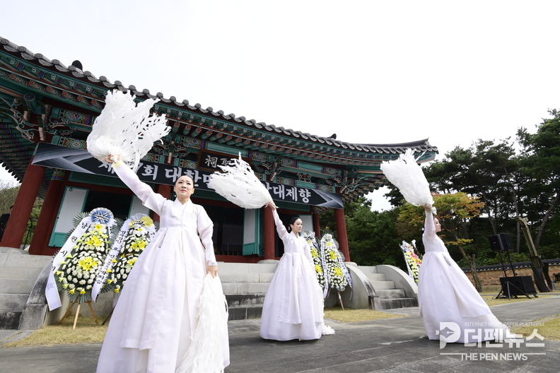 남원 운봉 국악의 성지에서 열린 ‘제19회 대한민국 국악대제향’에서 남원시립국악단이 정화무를 선보이고 있다.