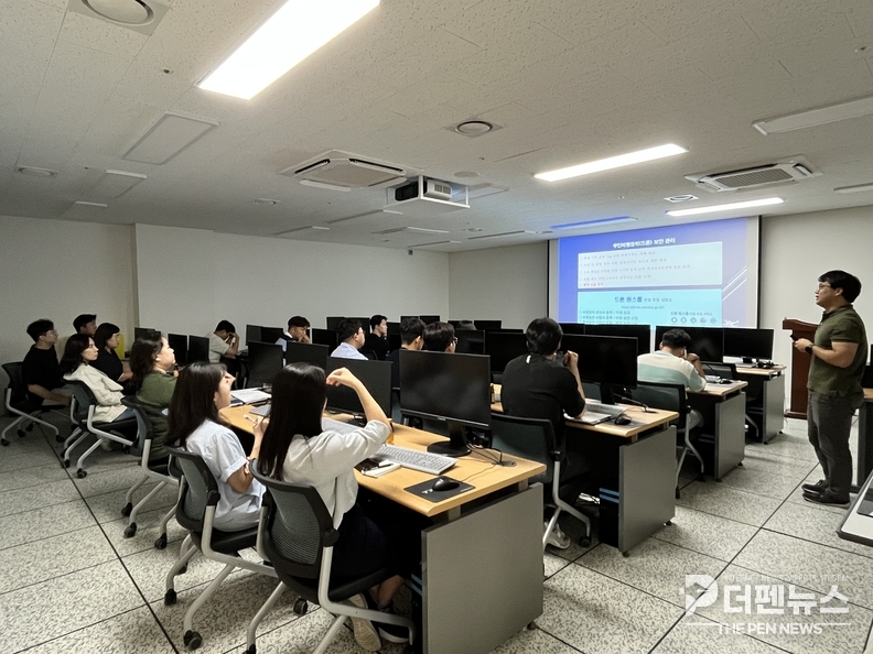 남원시가 직원들을 대상으로 공간정보 보안교육을 진행하고 있다.