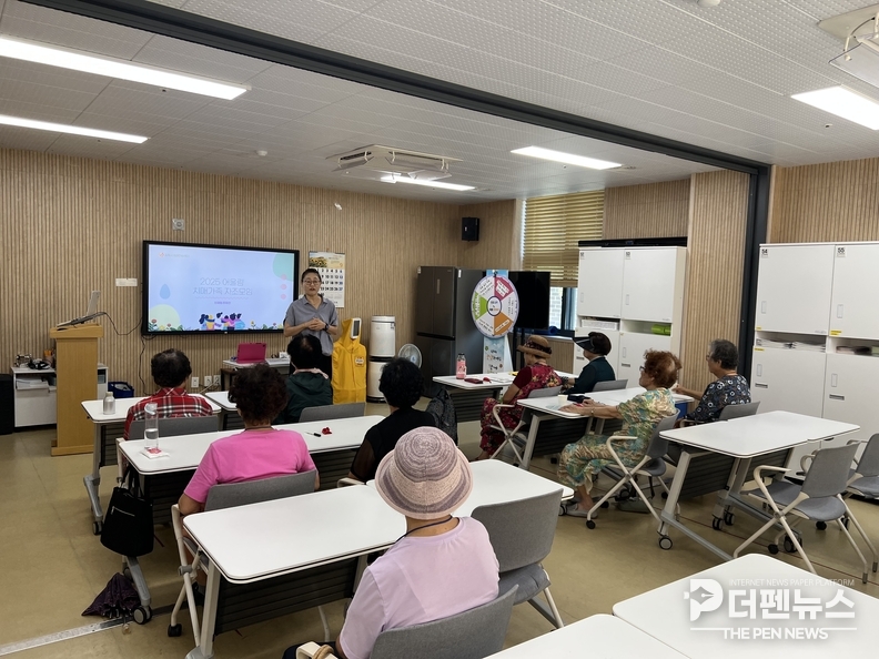 <strong>“함께해서 든든한 치매돌봄”</strong><br>
김제시 치매안심센터에서 열린 ‘어울림’ 자조모임에서 참여 가족들이 공예 활동에 참여하고 있다. 이번 모임은 12월까지 매주 운영된다.