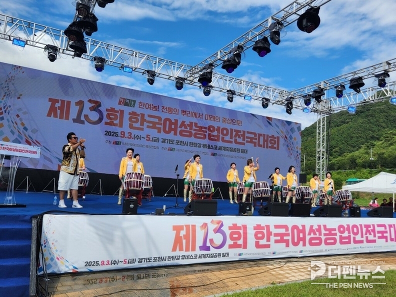 부안군 상서면 두구두구 난타팀이 제13회 한국여성농업인 전국대회에서 역동적인 공연을 펼치고 있다.