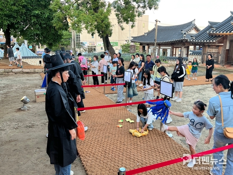 ‘김제 국가유산 야행’ 행사 기간 중 조선시대 복장을 한 관계자들과 전통놀이 체험을 즐기고 있다.