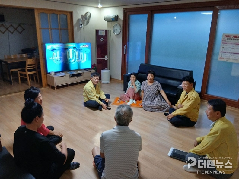 정성주 김제시장이 청하면 침수 피해 현장을 찾아 주민을 위로하며 피해 상황을 점검하고 있다.