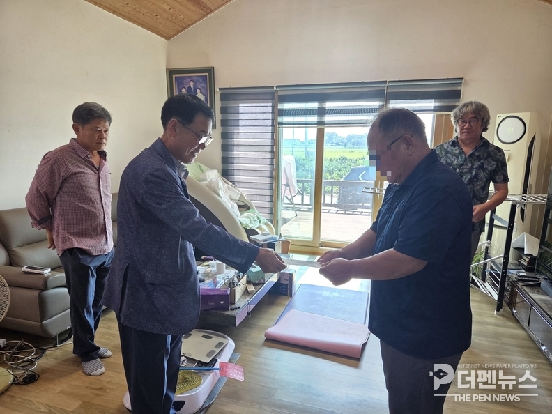 김제시 부량면 대장마을 화재 피해 가정을 찾아 주민과 사회단체가 함께 모은 성금을 전달하고 있다.