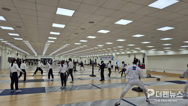 익산시 반다비체육센터에서 대한민국 펜싱 국가대표 후보선수들이 집중 훈련하며 구슬땀을 흘리고 있다.