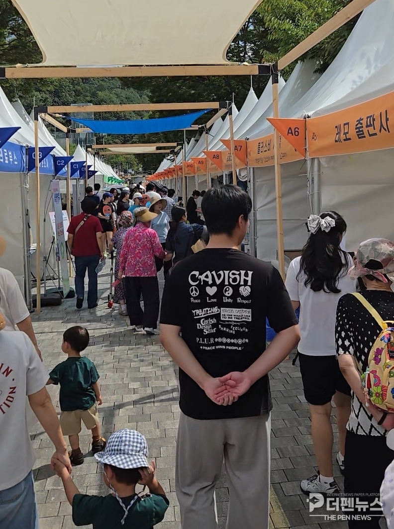 제8회 전주독서대전을 찾은 시민들이 북마켓과 전시 부스를 관람하고 있다