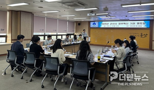 군산시청 관계자들이 ‘서무실록’ 누적 방문 1만5천 돌파를 기념하며 디지털 혁신 성과를 점검하고 있다. ⓒ군산시 제공