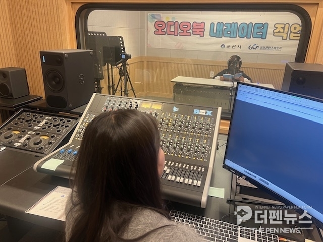 군산콘텐츠팩토리 음향 스튜디오에서 참가자가 오디오북 녹음을 체험하고 있다. ⓒ군산시 제공
