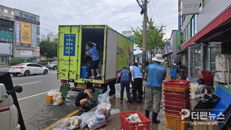 수해 현장에서 자원봉사자들이 침수 피해를 입은 주택을 정리하고 있다. ⓒ군산시자원봉사센터 제공