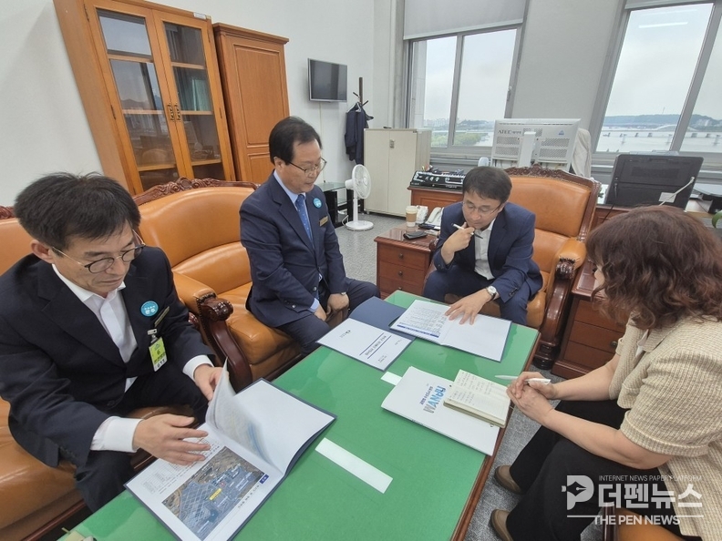 유희태 완주군수가 국회를 찾아 한병도 국회 예산결산특별위원장에게 수소안전검사센터 등 지역 현안사업의 국가예산 반영 필요성을 설명하고 있다.