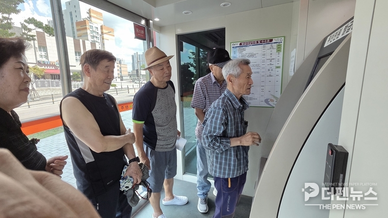 완주 LH삼봉사회복지관에서 열린 키오스크 교육에서 어르신들이 무인발급기 사용법을 실습하고 있다.