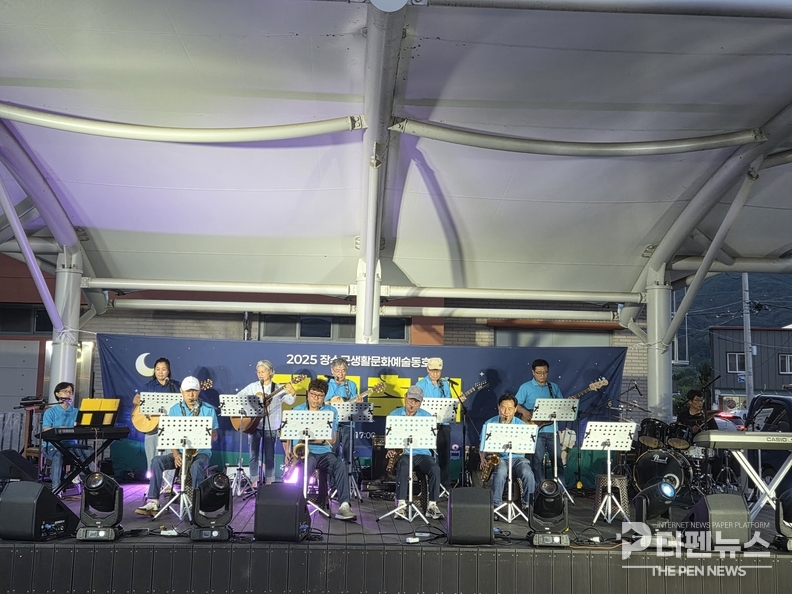 “장수군 장수시장 무대에서 열린 ‘달빛축제’ 공연 모습.”