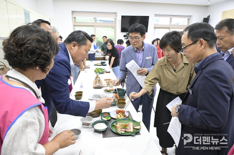 최영일 순창군수가 축제 먹거리 차별화를 위해 시식을 하고 있다. (사진제공=순창군청)
