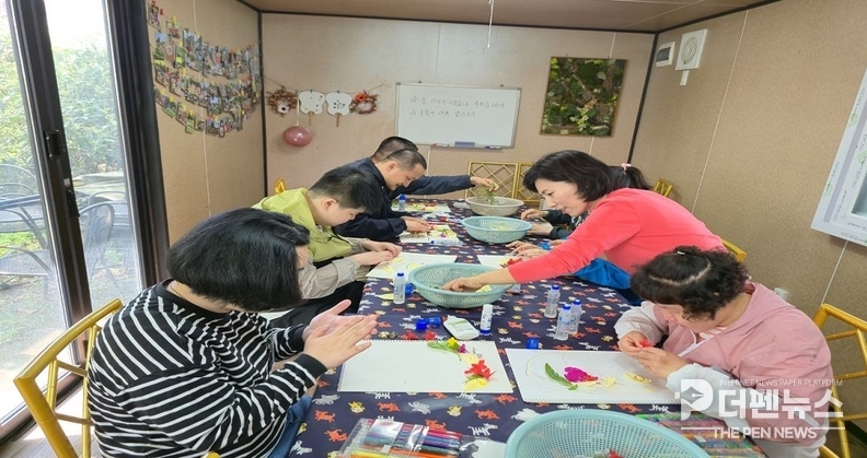 익산 솜리문화예술회관에서 열린 성과공유회에 전시된 중증장애인 참여자의 회화 작품. 작품을 통해 장애인의 일상과 권리, 사회적 메시지가 표현되고 있다.