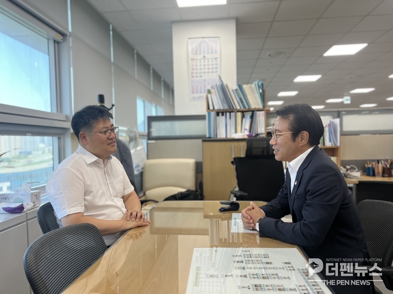 최경식 남원시장이 10일 기획재정부를 방문해 관계자들과 면담하며 국가예산 반영을 요청하고 있다