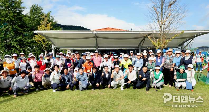제4회 고창군수배 파크골프대회에 참가한 선수들이 고창스포츠타운 파크골프장에서 경기를 펼치고 있다.
