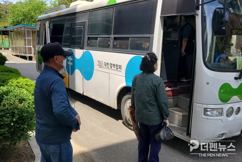 <strong>“찾아가는 결핵검진, 어르신 건강 지킵니다”</strong><br>
<em>익산시가 고령층 결핵 조기 진단을 위해 이동 검진 차량을 활용한 ‘찾아가는 결핵검진’을 실시하고 있다. 사진은 복지시설을 방문한 현장 모습.</em>