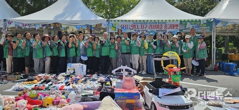 <strong>“중고마켓에 담긴 나눔과 순환의 가치”</strong><br>
<em>김제시새마을회가 운영한 ‘다시 : 잇다, 지구 리사이클 중고마켓’ 부스에서 시민들이 중고물품을 운영한다.</em>