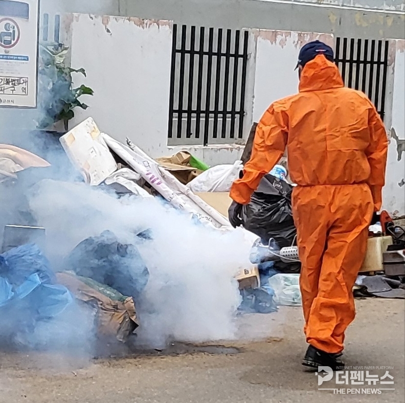 “군산시 보건소 방역팀, 집중호우 피해지역서 선제적 소독 작업 실시”