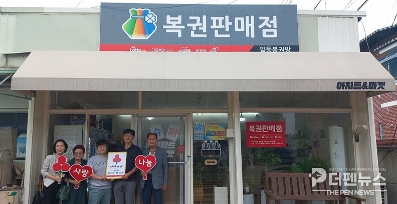 <em>박소영 대표(가운데)가 지역사회보장협의체 관계자들과 함께 현판 전달식을 진행하고 있다.</em>