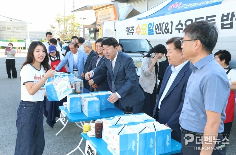 “새벽 출근하는 산단 노동자에 아침 식사 배부하는 우범기 전주시장과 후원단체 관계자”