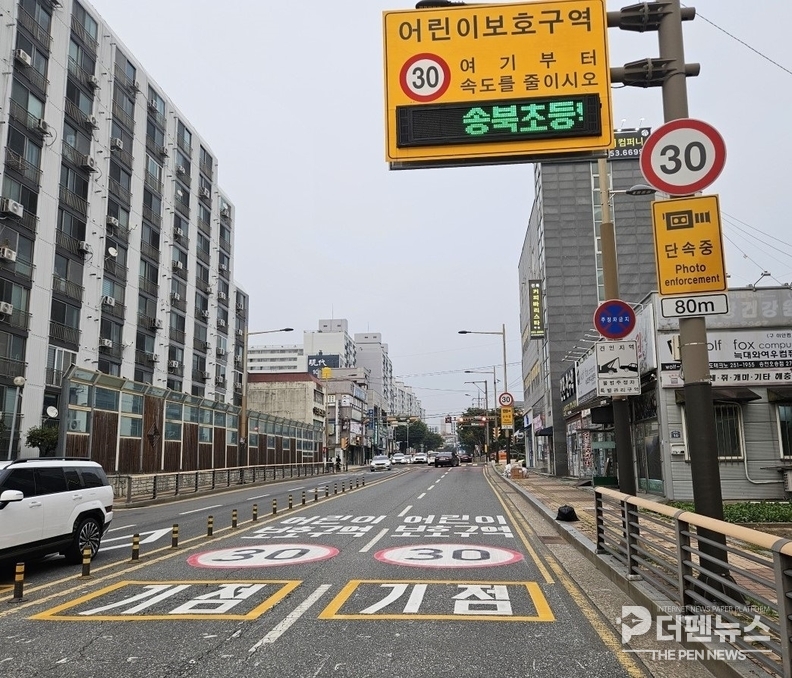 “전주시가 새롭게 지정한 어린이보호구역에 노란색 횡단보도를 설치하고 있다.”