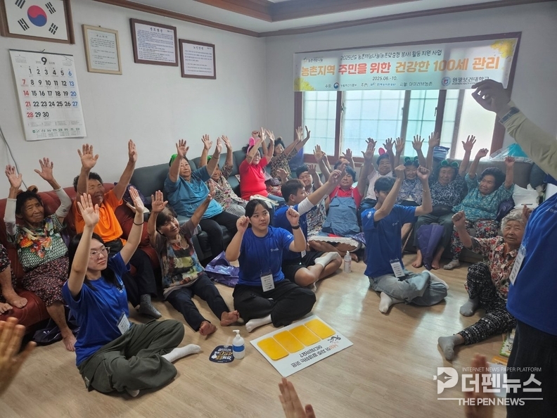 “완주 고산면 상삼마을에서 어르신에게 감염예방 교육을 진행 중인 원광보건대학교 사회봉사단.”