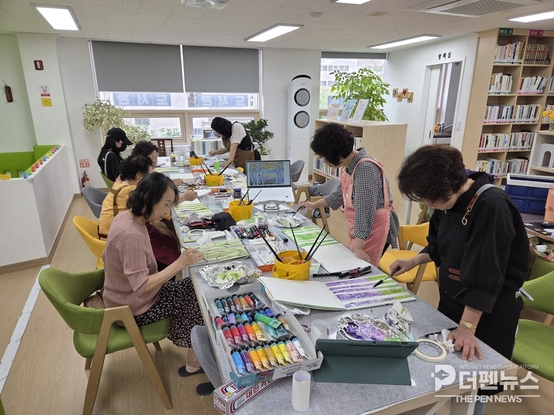 익산 솜리문화의 숲에서 열리는 ‘1시민 1미술 작품전시회’ 시민들의 삶과 이야기가 담긴 다양한 작품이 전시돼 눈길을 끈다. ⓒ익산시 제공