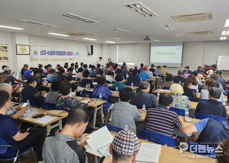 익산시가 11일 의료급여 수급자를 대상으로 건강관리 교육을 진행하고 있다. 참가자들은 한방 건강법과 의료급여 제도 이해를 통해 자가 건강관리 역량을 높이는 시간을 가졌다. ⓒ익산시 제공