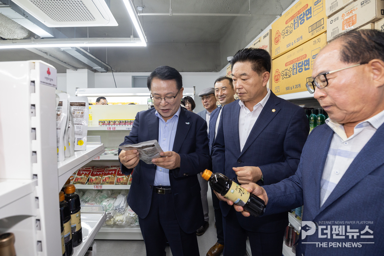 익산 ‘다이로움 나눔곳간’ 이전 개소식에서 정헌율 시장과 관계자들이 새 거점의 문을 열며 나눔과 협력의 의지를 다지고 있다. ⓒ익산시 제공