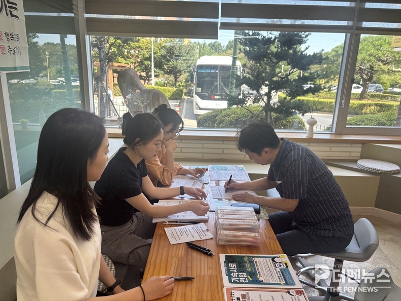 한국폴리텍대학 전북캠퍼스에서 운영된 '찾아가는 전입창구'에서 김제시 관계자가 학생에게 전입 혜택을 안내하고 있다. ⓒ김제시