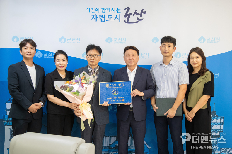 전기권 명장이 군산시장으로부터 ‘2025년 군산시 명장’ 인증서와 인증패를 전달받고 기념촬영을 하고 있다.