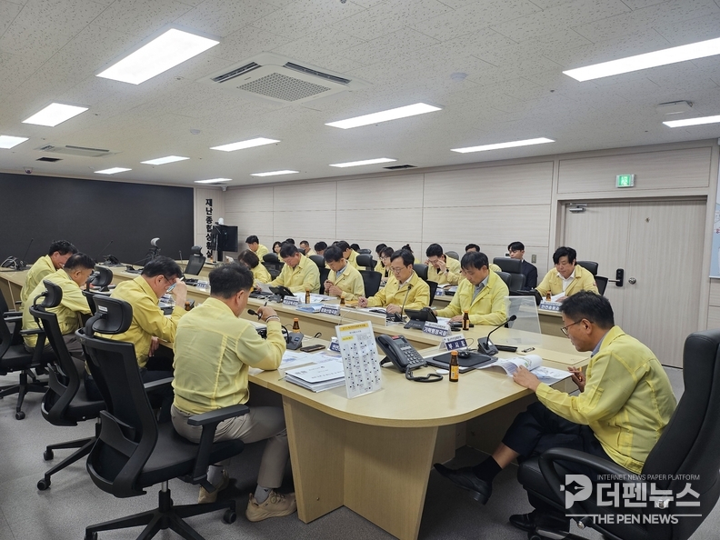 군산시 직원들이 집중호우 대비 모래주머니를 준비하며 취약지역 비상 대응 태세를 점검하고 있다.