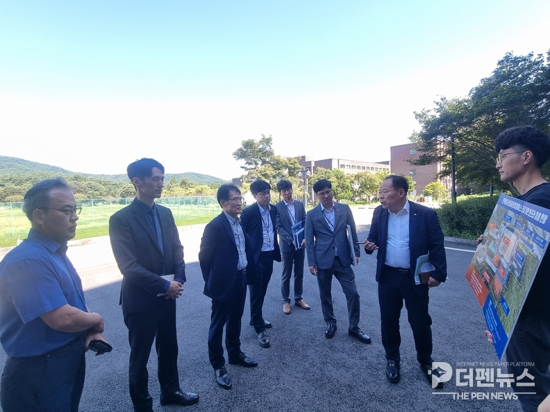 남원글로벌캠퍼스 예정 부지에서 이하운 이사장외 남원시 관계자들과 정주여건 개선 방안을 논의하고 있다.