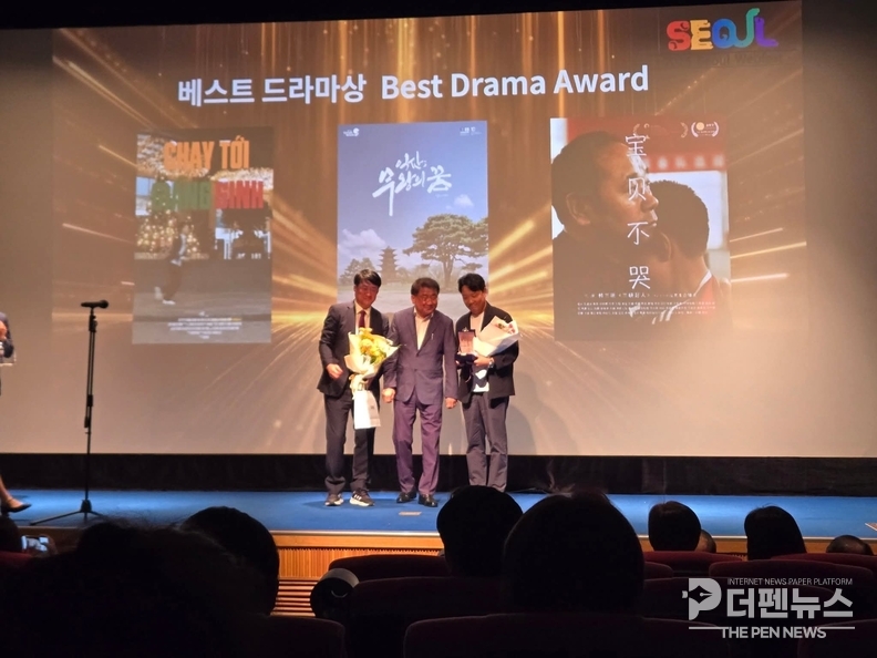 익산 웹드라마 ‘무왕의 꿈’ 제작진과 시민 배우들이 여수 국제 웹드라마 영화제에서 작품상을 수상한 뒤 기념 촬영을 하고 있다.