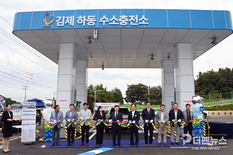 김제 하동 수소충전소 준공식에서 정성주 김제시장이 기념사를 하고 있다.