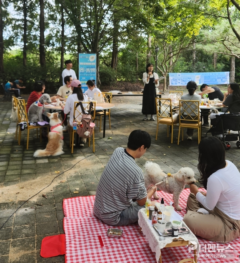 달빛소리수목원에서 진행되는 ‘멍룡 향기테라피 체험’에서 시민과 반려동물이 수제 비누와 아로마 오일을 제작하며 교감하고 있는 모습<br>
